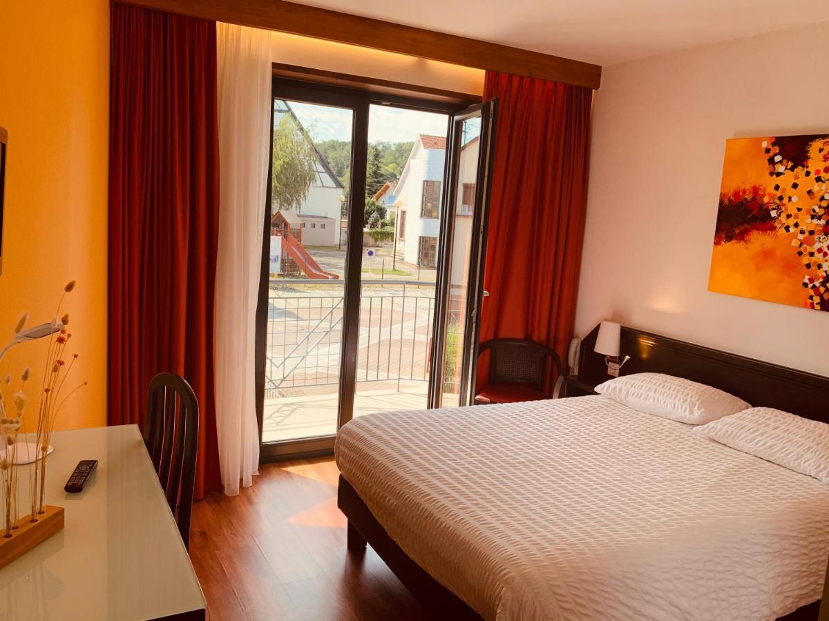 Logis Hotel Restaurant Au Lion Rouge Bartenheim Luaran gambar